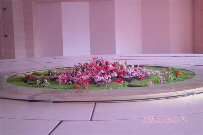 酒店大型电动餐桌转盘鲜花布置效果