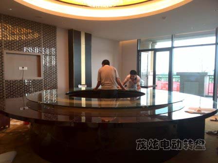 宁波酒店包圆形间电动餐桌玻璃转盘图片