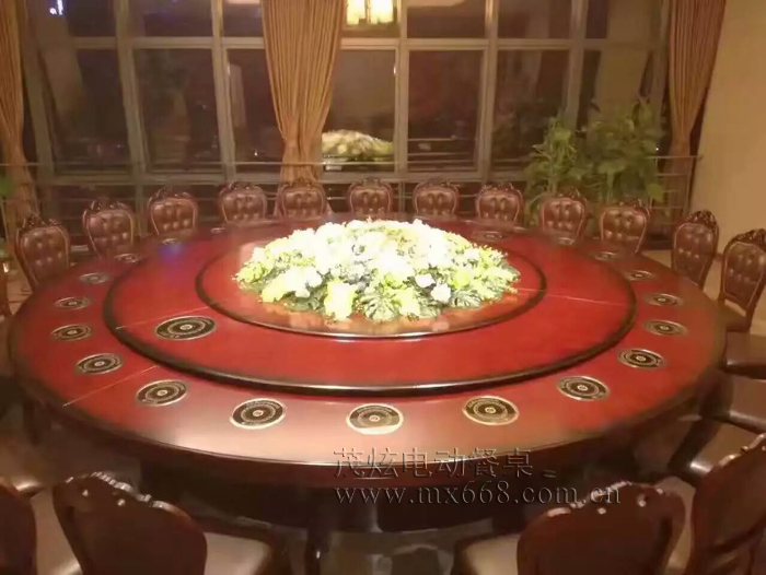 大型电动火锅餐桌效果